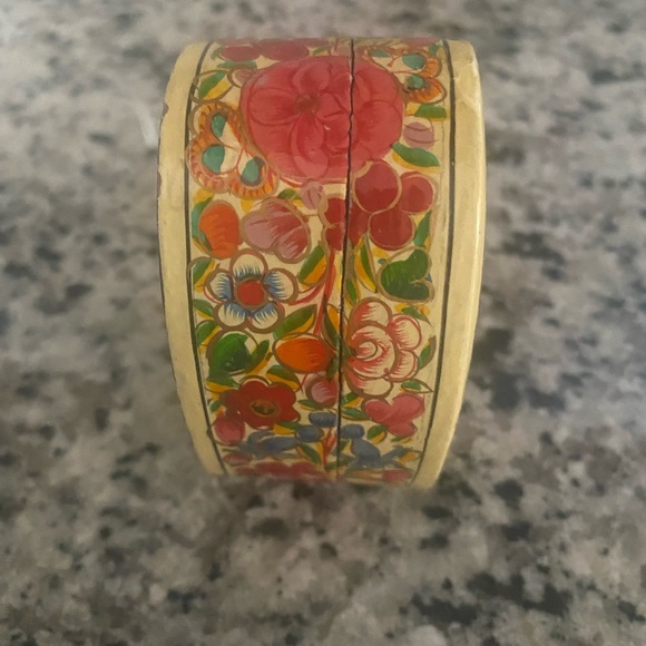 Folk Art hand carved & painted heart shaped trinket box - Picture 3 of 10